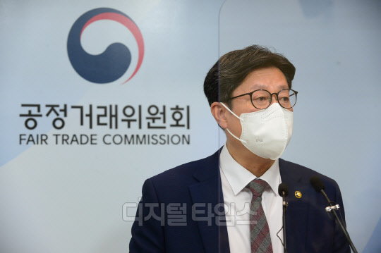김재신 공정거래위원회 부위원장이 29일 정부세종청사에서 '2021년도 대기업집단 지정결과'를 설명하고 있다. <공정거래위원회 제공>